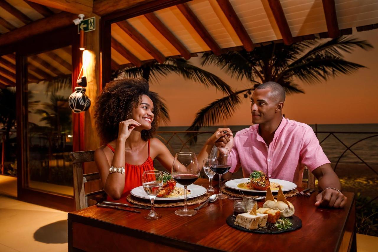 La Torre Resort All Inclusive Porto Seguro Exterior foto A couple dining at a restaurant